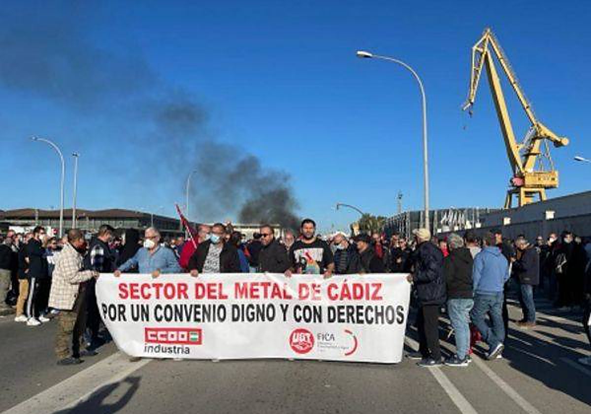 El anuncio de huelga en el Metal de Cádiz coincide con la época de ...