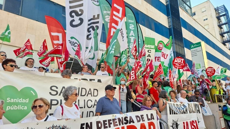 Los sindicatos protestan a las puertas del Hospital Puerta del Mar por la falta de personal en verano