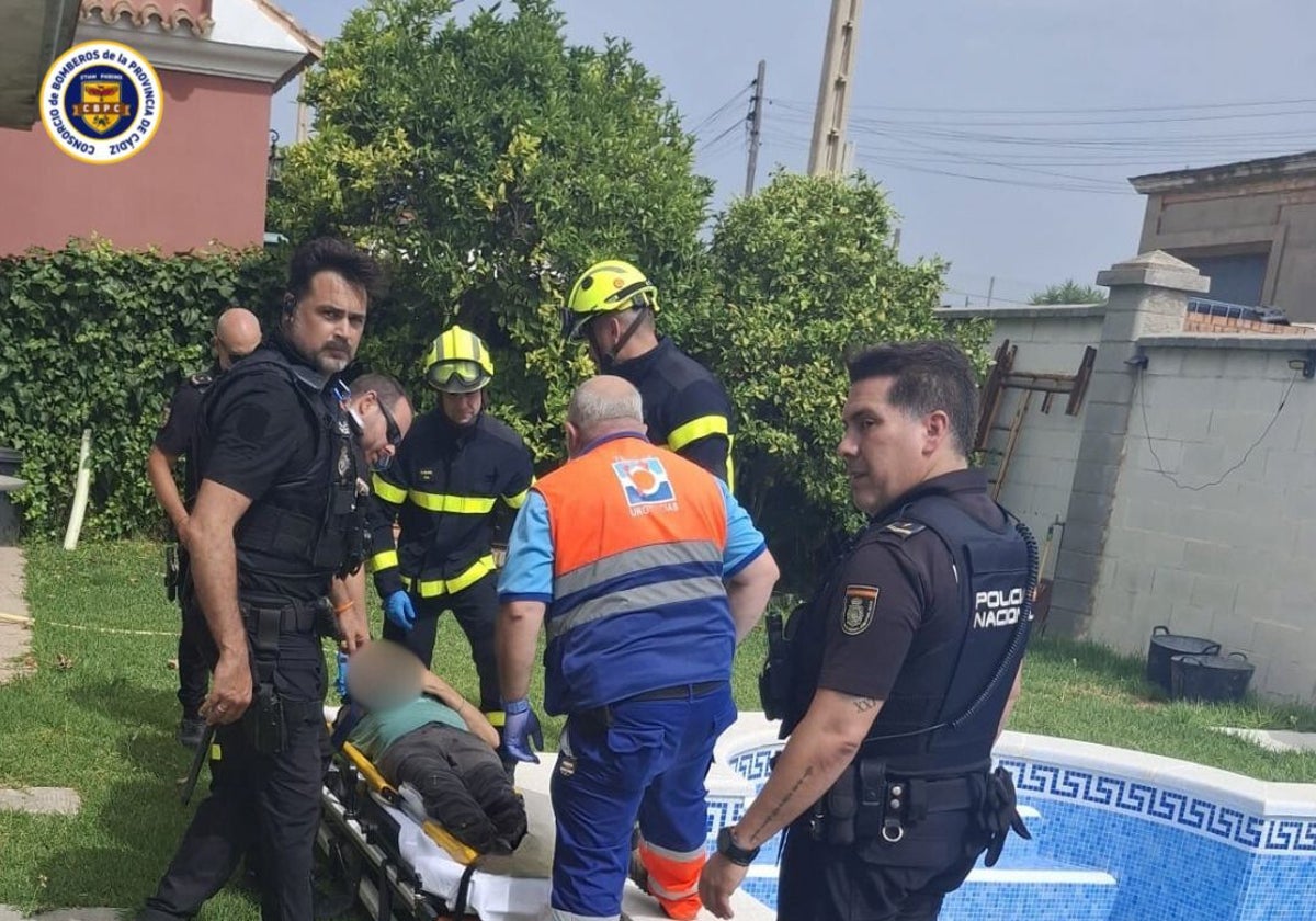 Un hombre herido tras caer a una piscina vacía en El Puerto