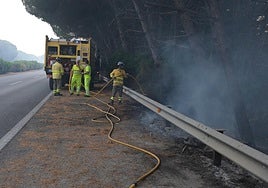 Varios desalojados por un incendio en la Dehesa de las Yeguas, en Puerto Real