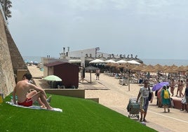 La 'zona verde' de esparcimiento en la playa de Santa María del Mar de Cádiz