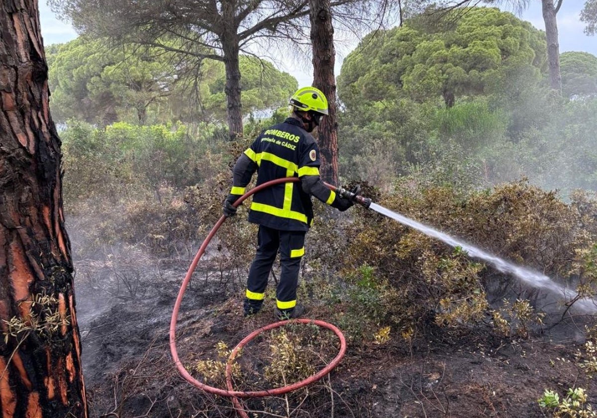 Bomberos trabajan en extinguir restos incandescentes del incendio de Puerto Real