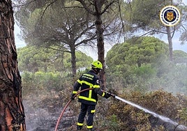 Bomberos trabajan en extinguir restos incandescentes del incendio de Puerto Real