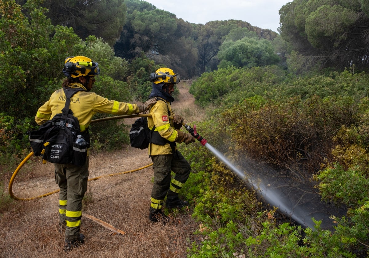 Operarios de Infoca trabajan en el incendio de Puerto Real
