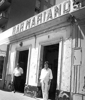 Imagen secundaria 2 - Tomás, en la actualidad, junto al que fue el Bar Mariano, ahora en alquiler. Debajo, una vez abandonado desde 2003 y, junto a su mujer, cuando lo explotaba a finales de los 90.
