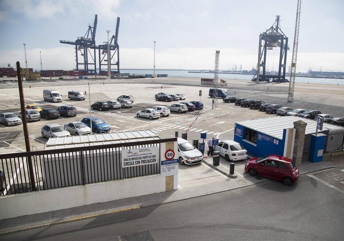 Actual aparcamiento en el muelle Reina Sofía de Cádiz