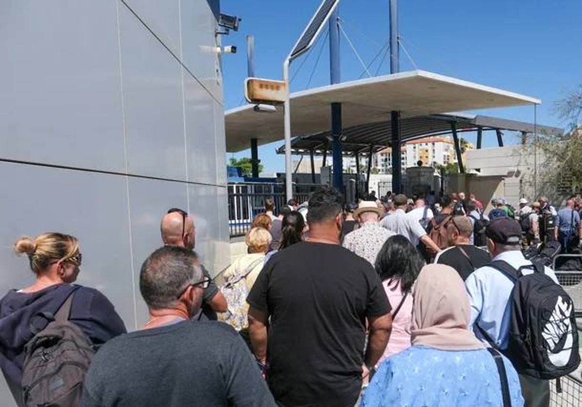 El acuerdo contempla que se elimine los controles de mercancías en la frontera de Gibraltar