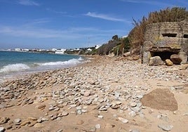 Barbate alcanza un acuerdo con Costas para solventar la falta de arena en la playa de Los Caños