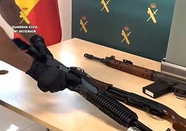 Fusiles de asalto, escopetas, rifles y pistolas: El 'arsenal' con base en Murcia y destinado a narcotraficantes en Cádiz
