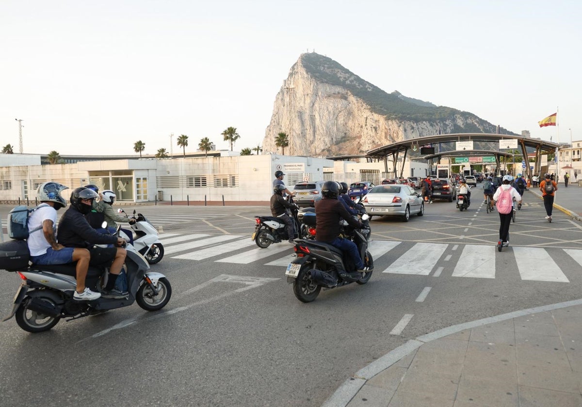 Albares vaticina que el tratado sobre Gibraltar estará «redactado negro sobre blanco» para otoño