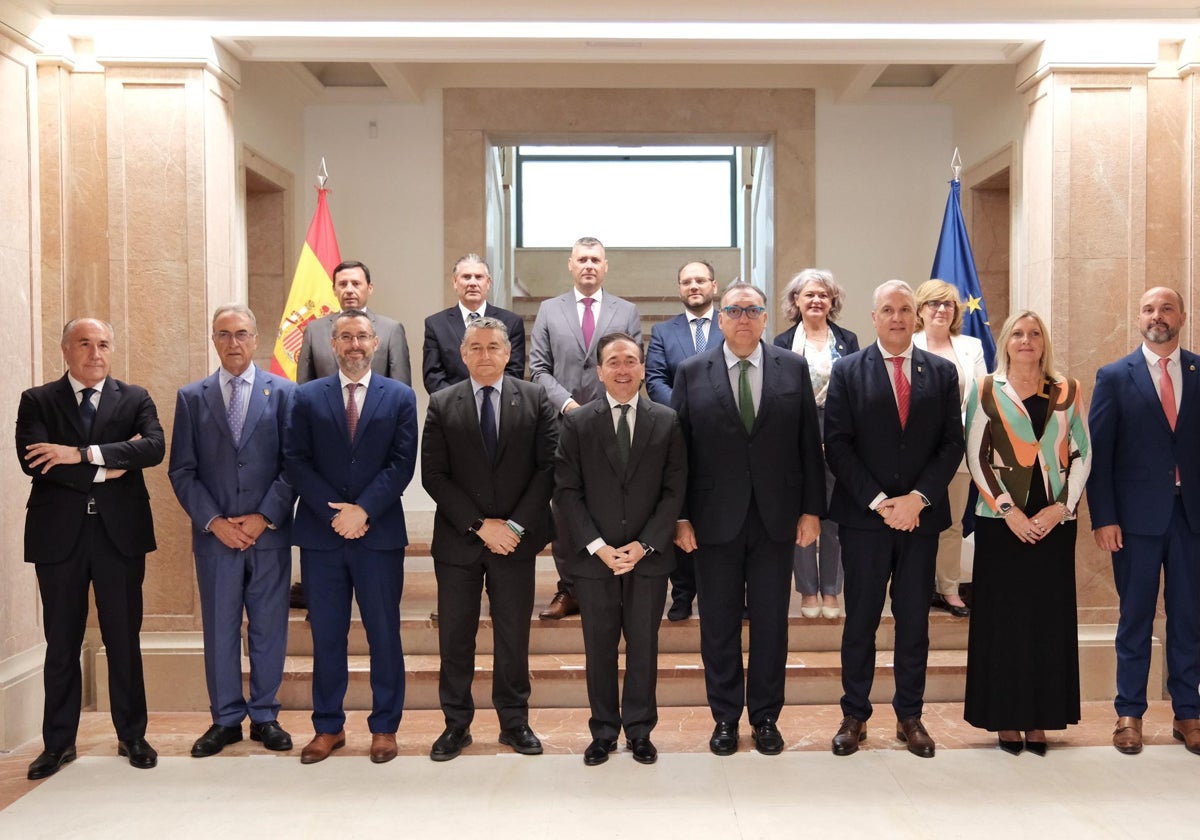 Albares se reúne con los alcaldes del Campo de Gibraltar para dar detalles del acuerdo