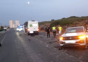 Un conductor que triplicaba la tasa de alcohol choca frontalmente con otro vehículo y deja una mujer herida en San Roque
