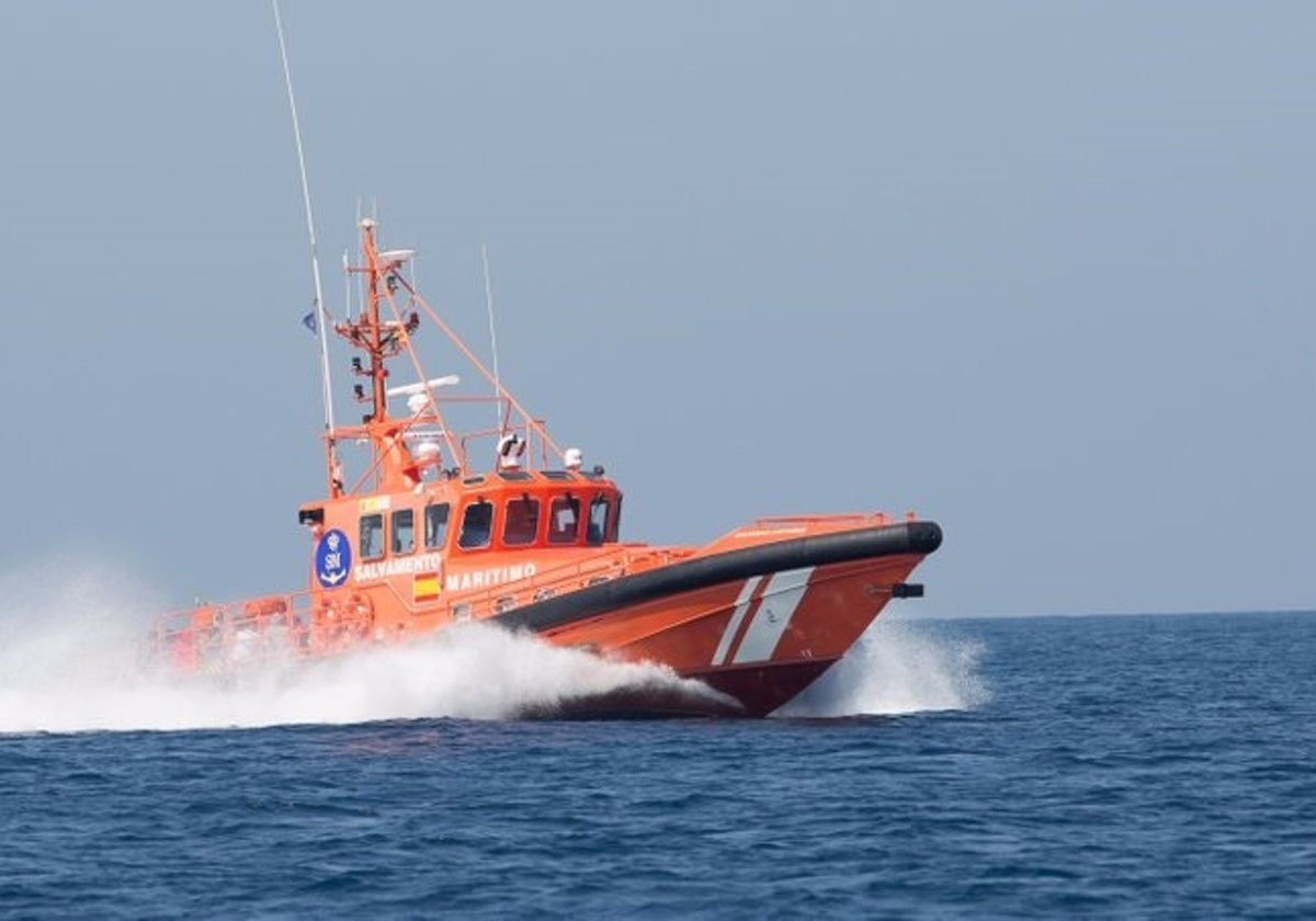 Rescatados cinco magrebíes a bordo de dos pateras 'toy'