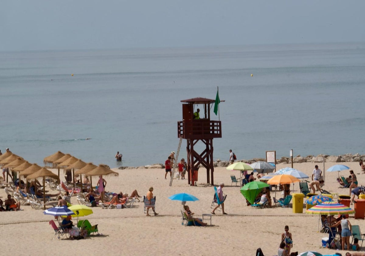 Cádiz inicia la temporada media de playas hoy lunes