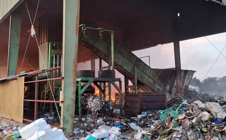 Imagen principal - Incendio en la planta de reciclaje de Las Calandrias en Jerez: Bomberos aclaran que el humo no es tóxico ni genera riesgos