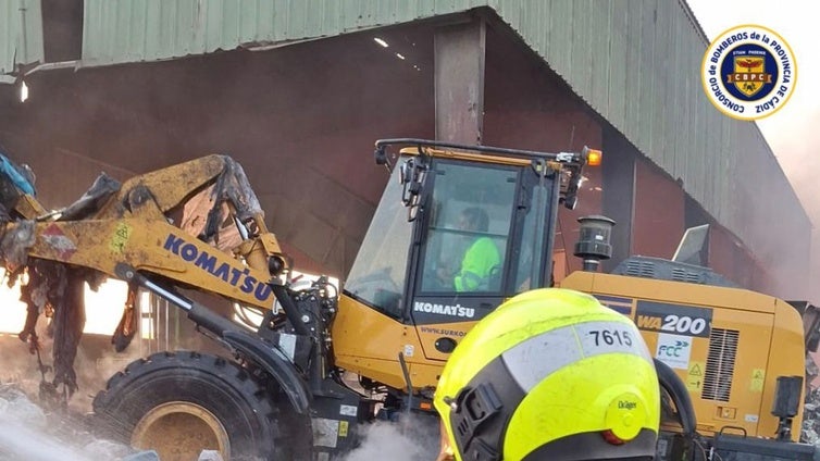 El incendio de Las Calandrias, bajo control y sin peligro para la población de Jerez