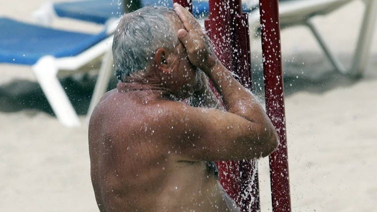 Ducharse en la playa, un lujo desigual en Cádiz este verano