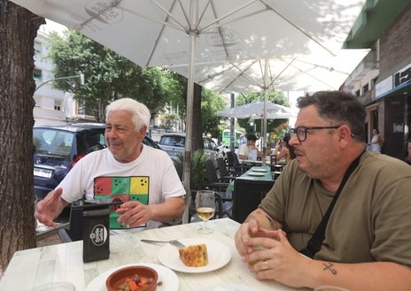 Imagen secundaria 1 - Foto 1. Manolo, con su hijo Rafael, en el puesto. Foto 2. Momento distendido de ls entrevista. Foto 3. Uno de los puestos de madera que había en la plaza a finales de los 90.