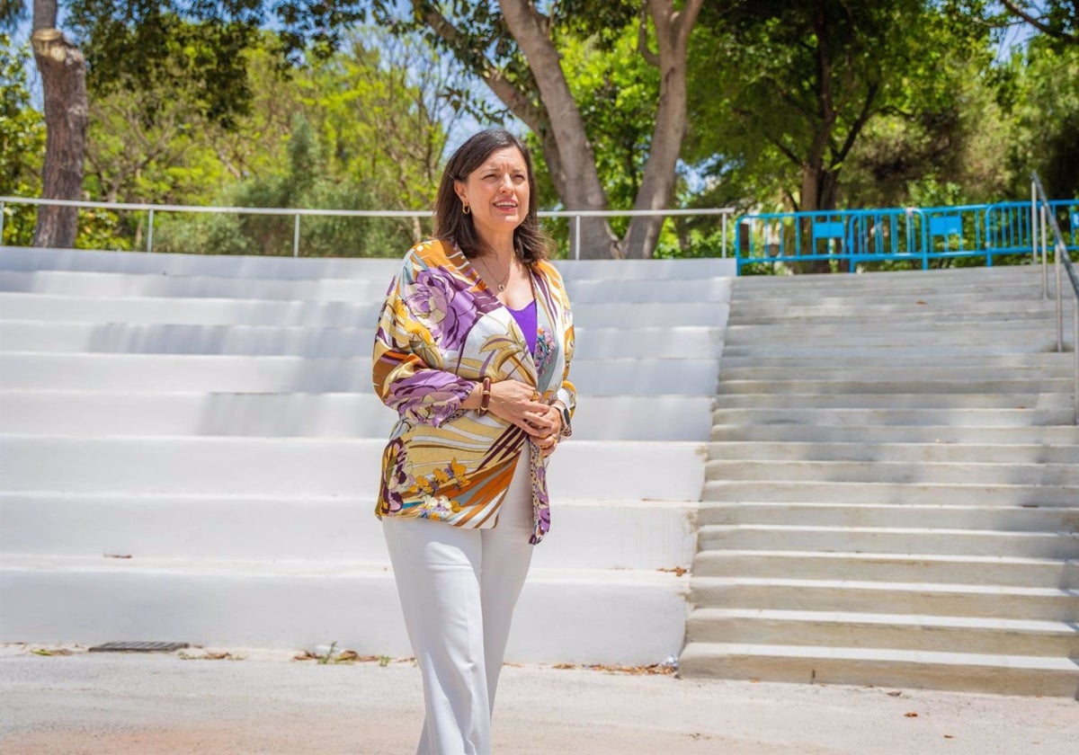 La alcaldesa de San Fernando, Patricia Cavada, visita las obras de renovación del auditorio del parque Almirante Laulhé