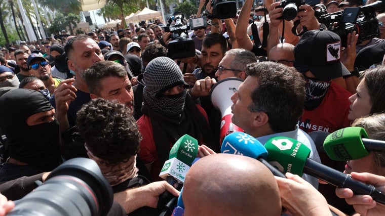 El alcalde, Bruno García, habla con los manifestantes