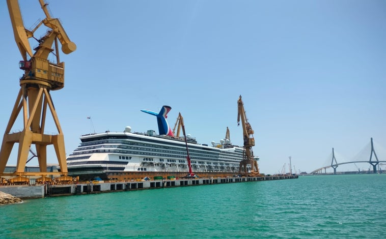 Imagen principal - El crucero 'Liberty' se encuentra en el astillero de Cádiz desmontado y con andamios. La obra está a medio terminara, pero la compañía ha dado tres días a Navantia para colocarlo de vuelta a casa