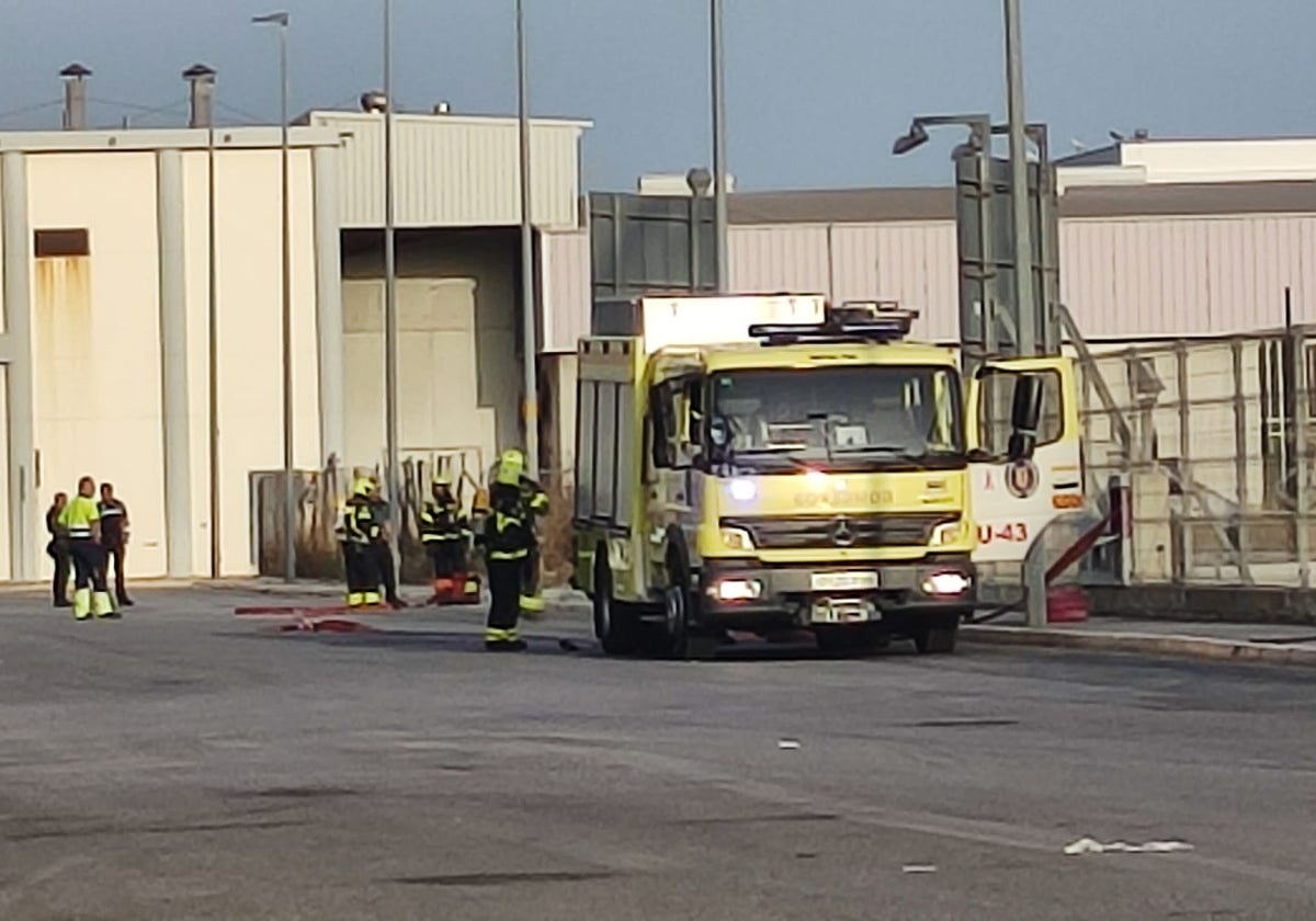 Los Bomberos de Cádiz han acudido a la Zona Franca por la incidencia eléctrica de esta tarde