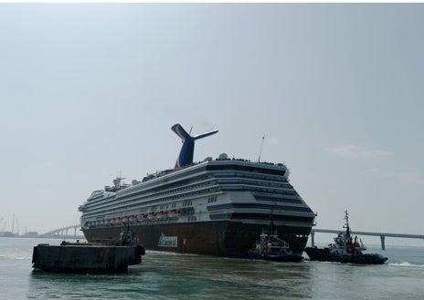 Imagen secundaria 1 - Distintas imágenes de la salida de Cádiz del crucero con la obra sin terminar