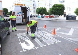 El Ayuntamiento de Jerez mejora la señalización horizontal y vertical en la barriada de Icovesa