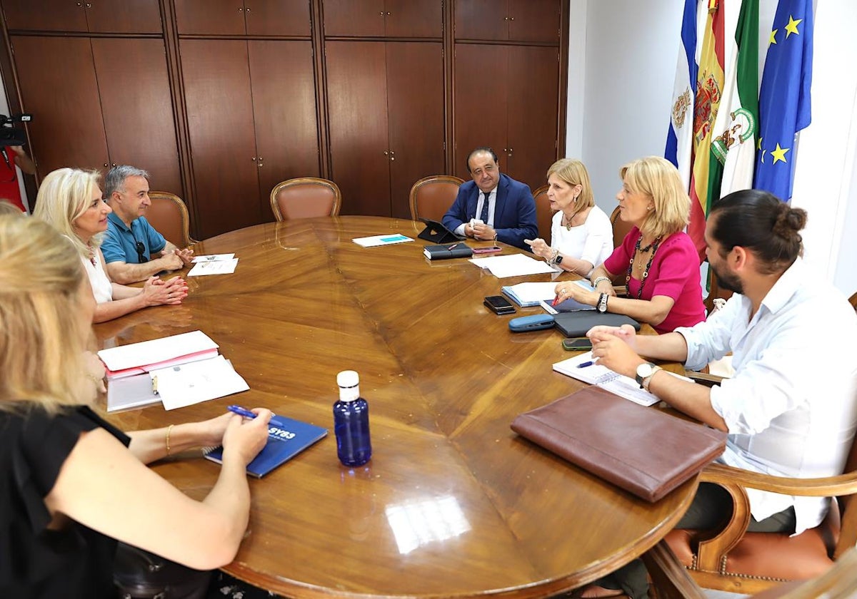 La alcaldesa de Jerez aborda con la Asociación Unidos por Santiago los preparativos de la Velá de Santiago 2025