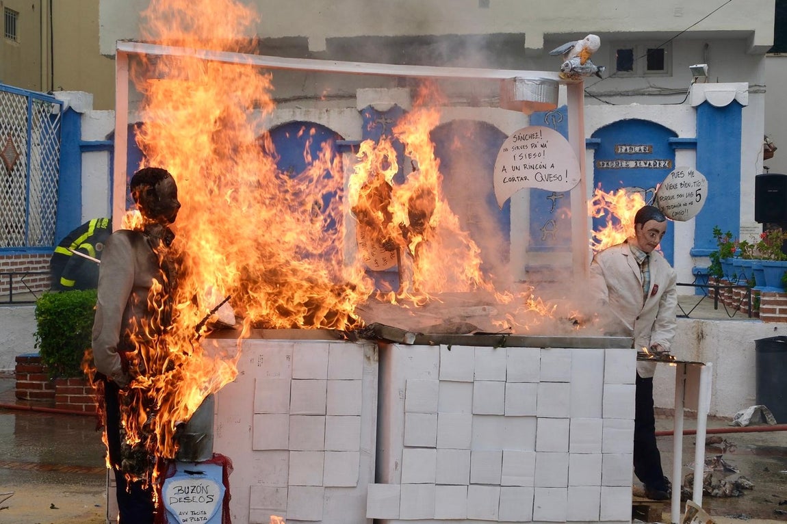 Cádiz celebra la tradicional quema de los Juanillos con sátira y fuego para recibir el verano