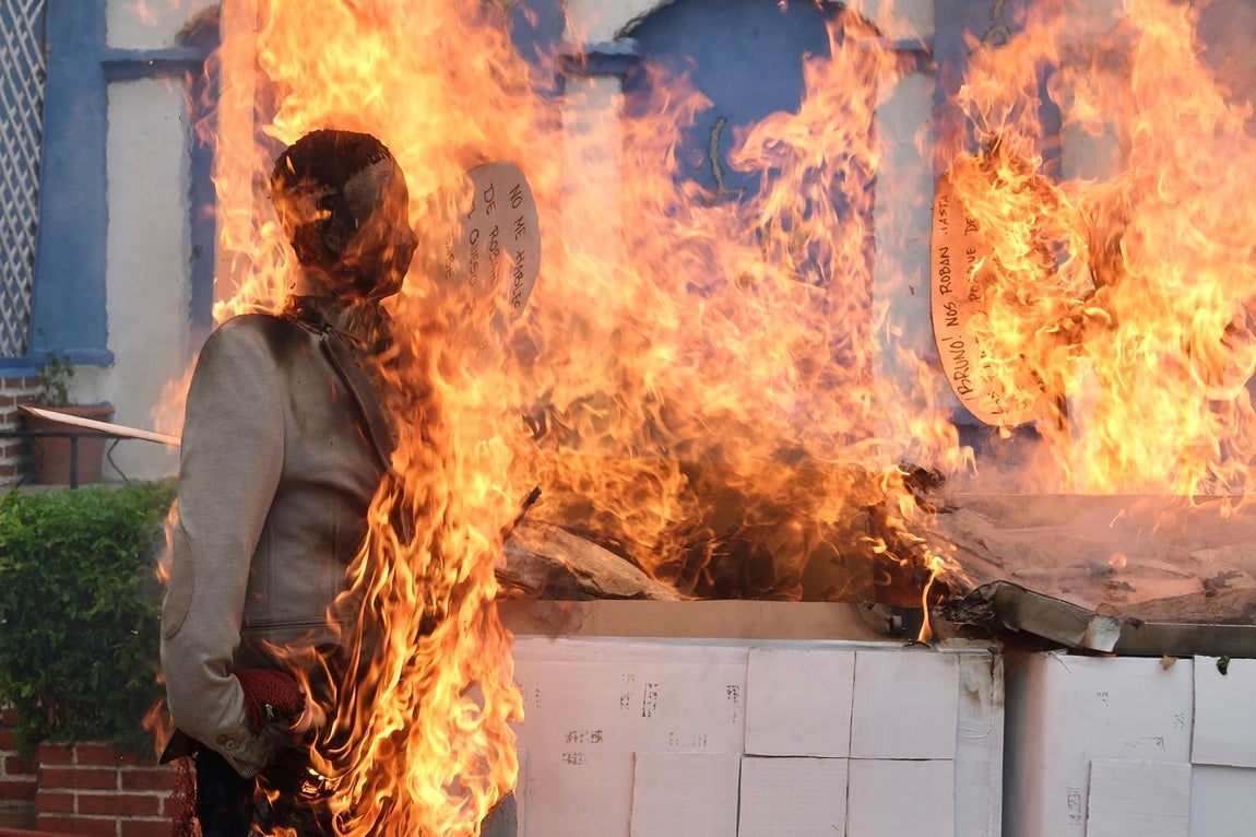 Cádiz celebra la tradicional quema de los Juanillos con sátira y fuego para recibir el verano