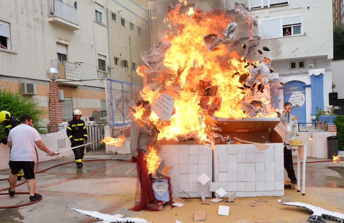 Cádiz celebra la tradicional quema de los Juanillos con sátira y fuego para recibir el verano