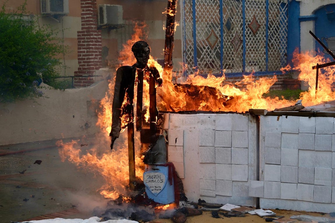 Cádiz celebra la tradicional quema de los Juanillos con sátira y fuego para recibir el verano