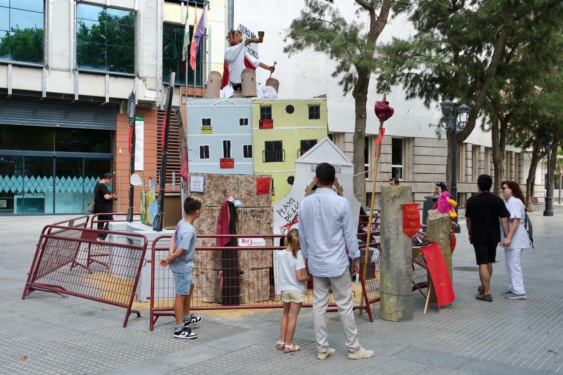 Cádiz celebra la tradicional quema de los Juanillos con sátira y fuego para recibir el verano