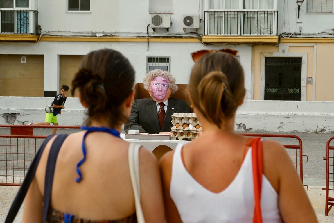Cádiz celebra la tradicional quema de los Juanillos con sátira y fuego para recibir el verano