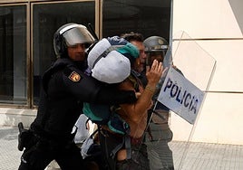 Protestas del metal Cádiz: un grupo de trabajadores corta la Carretera Industrial