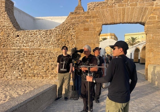 El equipo de grabación japonés, en la Caleta