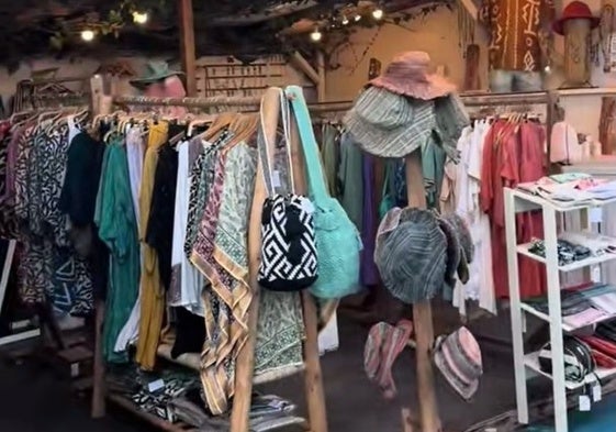 Así es el mercado artesanal que se encuentra en esta conocida playa de Cádiz y tiene ropa y complementos de todo tipo