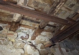 Desalojada una finca en la calle San Juan de Cádiz tras el colapso parcial del forjado del techo