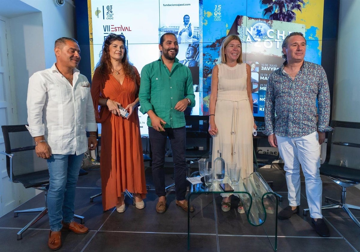 Mar Díez, delegada de Fundación Cajasol en Cádiz, Juan Garrido, coordinador del Estival Flamenco, y los artistas Caracolillo de Cádiz, José Mijita y Anabel Rivera