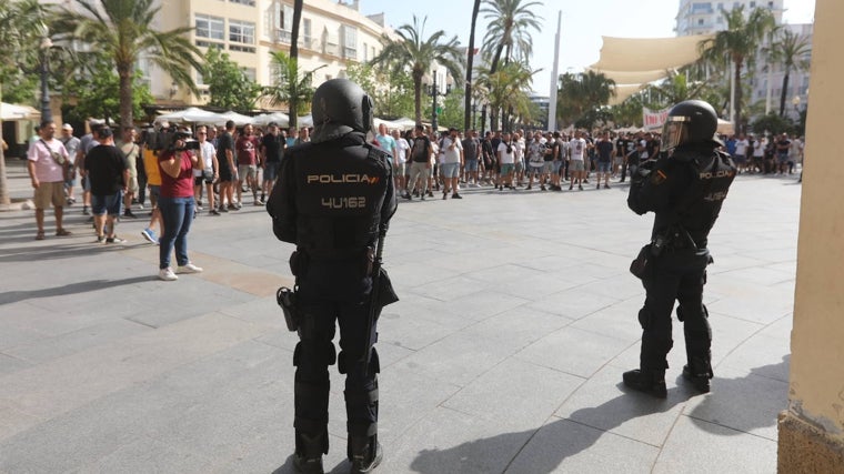 Los manifestantes se concentran en el Ayuntamiento de Cádiz