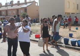 Incendio en Puerto Real: los vecinos se movilizan ante la proximidad de las llamas a las casas en El Almendral