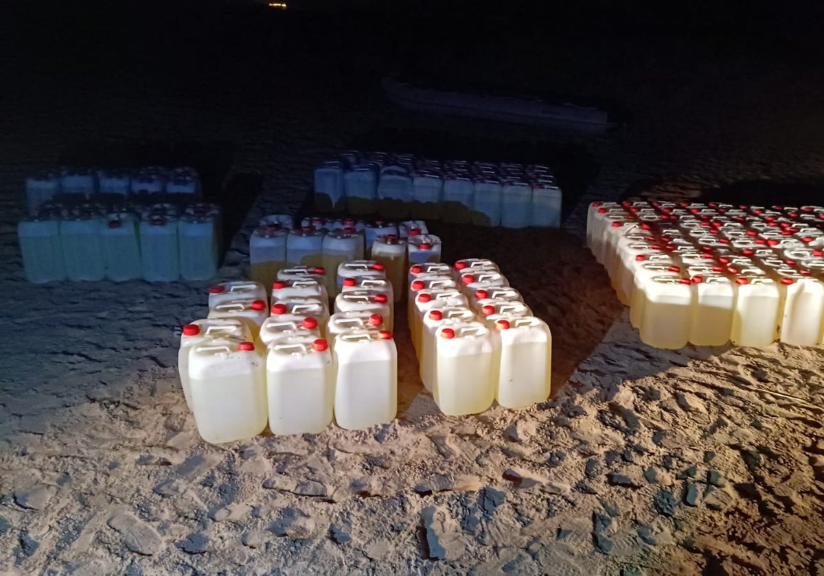 Incautan más de 5.000 litros de combustible destinados al narcotráfico en la playa de El Palmar