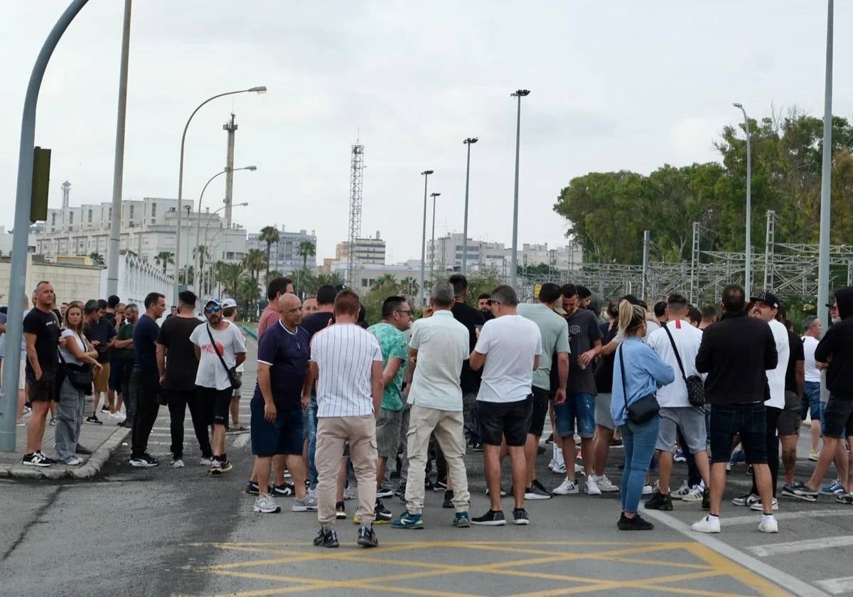 Trabajadores del Metal se concentran en la entrada de Navantia Cádiz