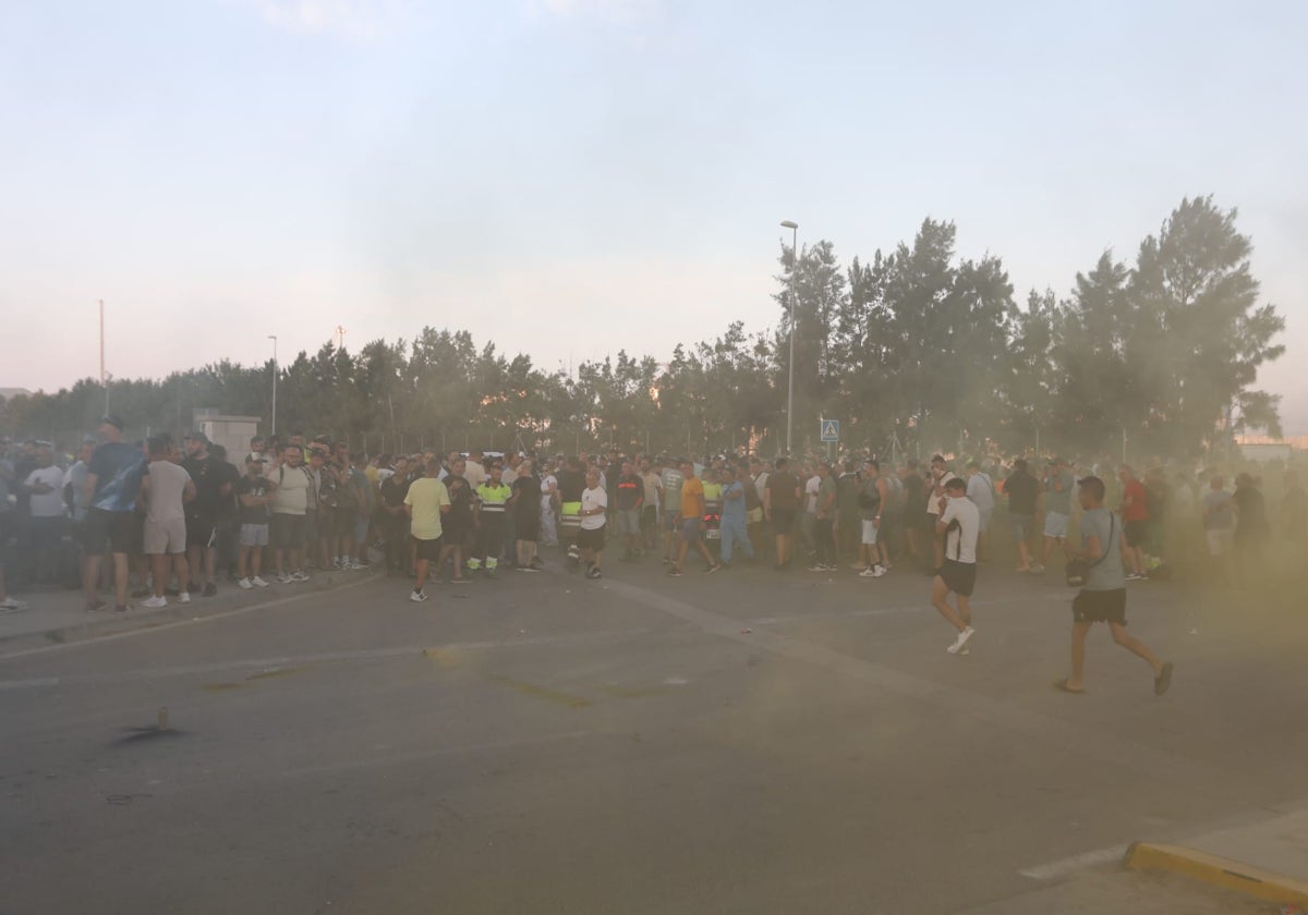 Piquete este lunes en la puerta de dragados Offshore, donde se lanzaron bengalas de humo