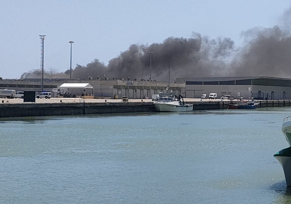 Un incendio en la zona de la lonja en El Puerto causa una densa humareda