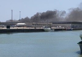 Un incendio en la zona de la lonja en El Puerto causa una densa humareda