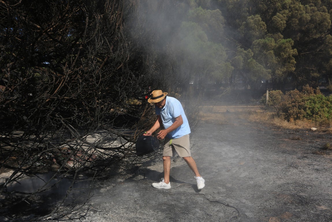 Fotos: Los vecinos se vuelcan para sofocar el incendio de Chiclana