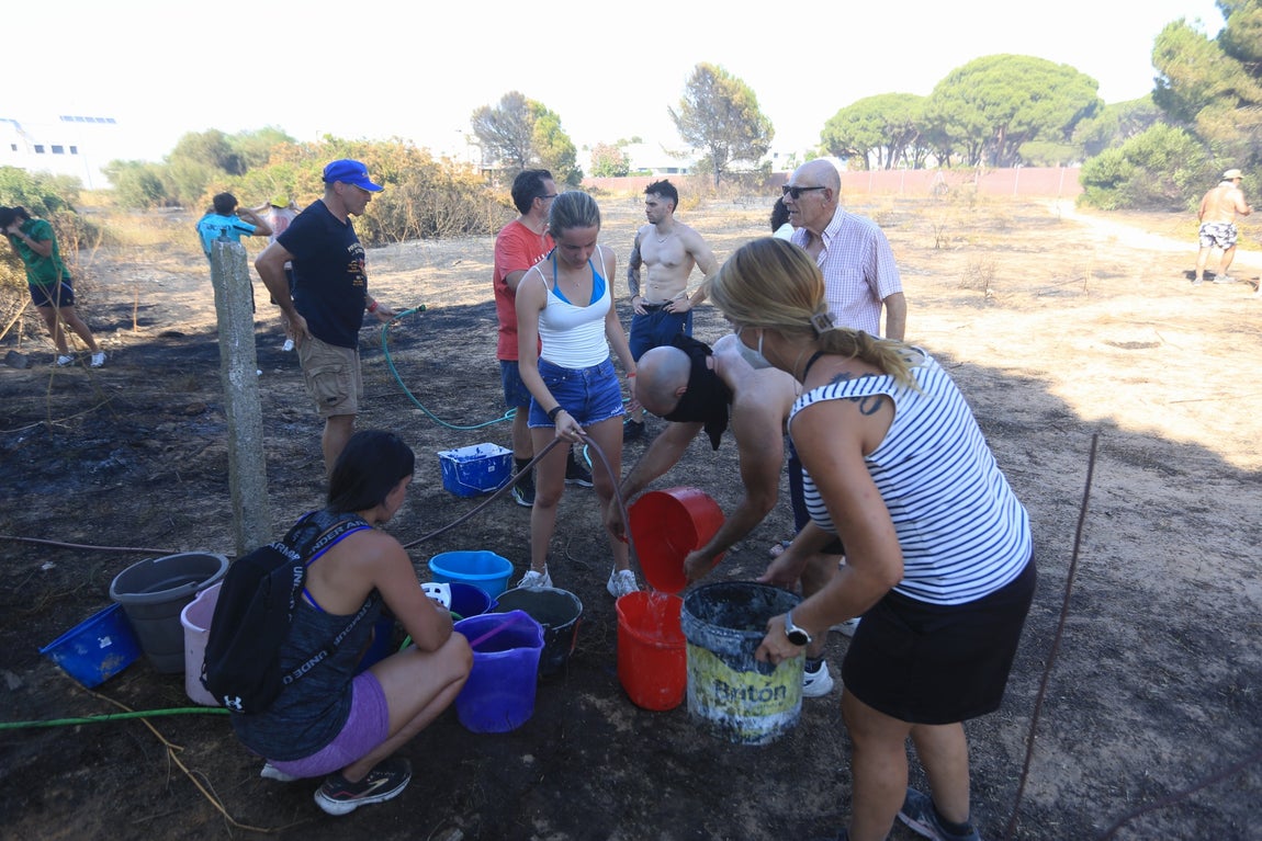 Fotos: Los vecinos se vuelcan para sofocar el incendio de Chiclana