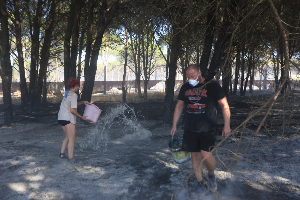 Fotos: Los vecinos se vuelcan para sofocar el incendio de Chiclana